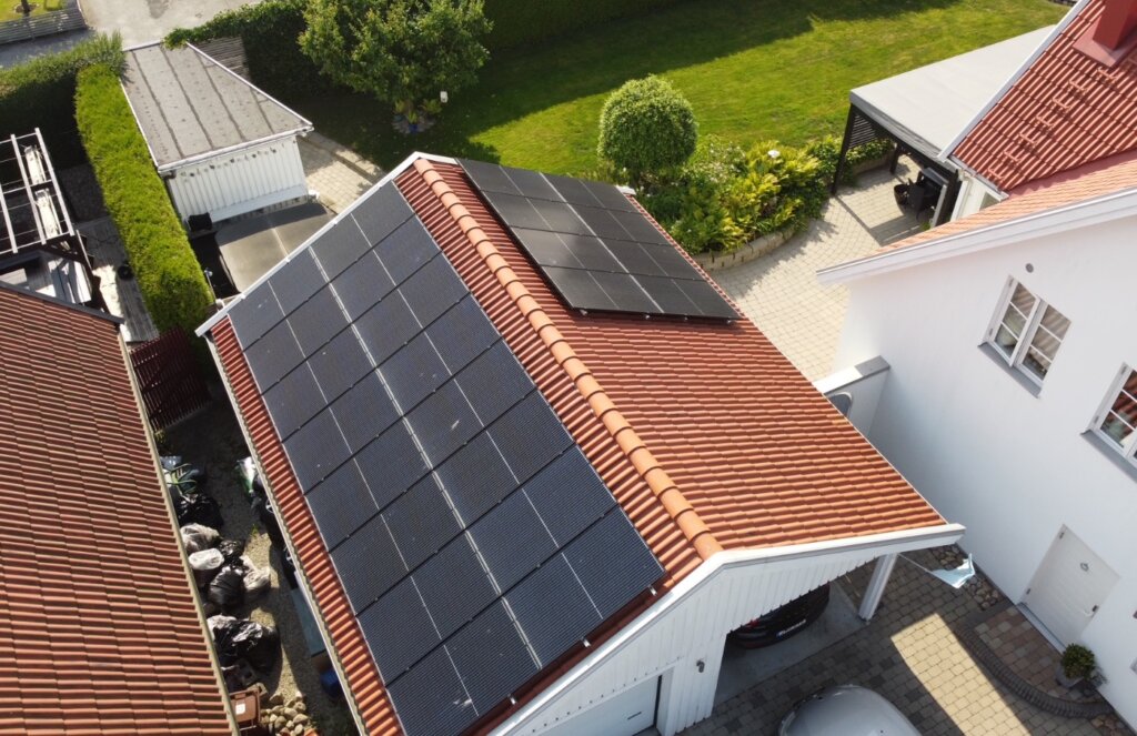 installerade-solceller-pa-vitt-hus-uppifran-uppsala